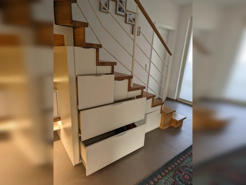 Treppenschrank